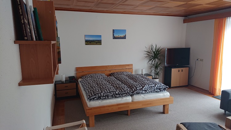 Doppelbett im Wohnzimmer - Klick zum vergr��ern
